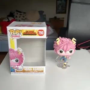 Selling my Mina Ashido from My Hero Academia figure. As you can se on the picture, a peice from her hand is missing. Nothing else is broken. 