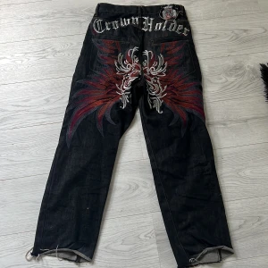 Crown holder jeans vintage  - Älskar dessa byxorna men använder inte längre så mycket, dem sitter baggy o är både för killar och tjejer.  Jag kan diskutera priset. (om du har andra frågor eller  pris förslag skriv privat💖)