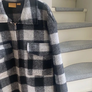 Kappa - Säljer denna kappan från Gina young då den inte är till nån större användning, vid några funderingar skriv till mig💓