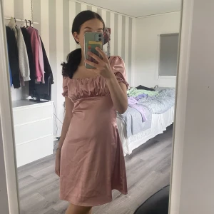 Satinklänning - Säljer denna superfina satinklänningen ifrån H&M i storlek XS. Den är helt oanvänd och lappen sitter kvar. Den är tyvärr lite stor på mig. Hör av dig för fler bilder eller frågor!