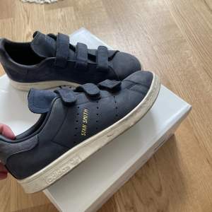 super fina blå stan smith skor från adidas, knappt använda och i storlek 38🥰