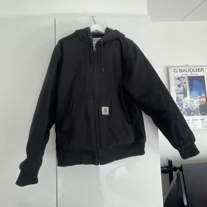 Carhartt WIP Active Jacket  - Säljer min sparsamt använda Carhartt work jacka. Passar perfekt till höst/vinter. Storlek L