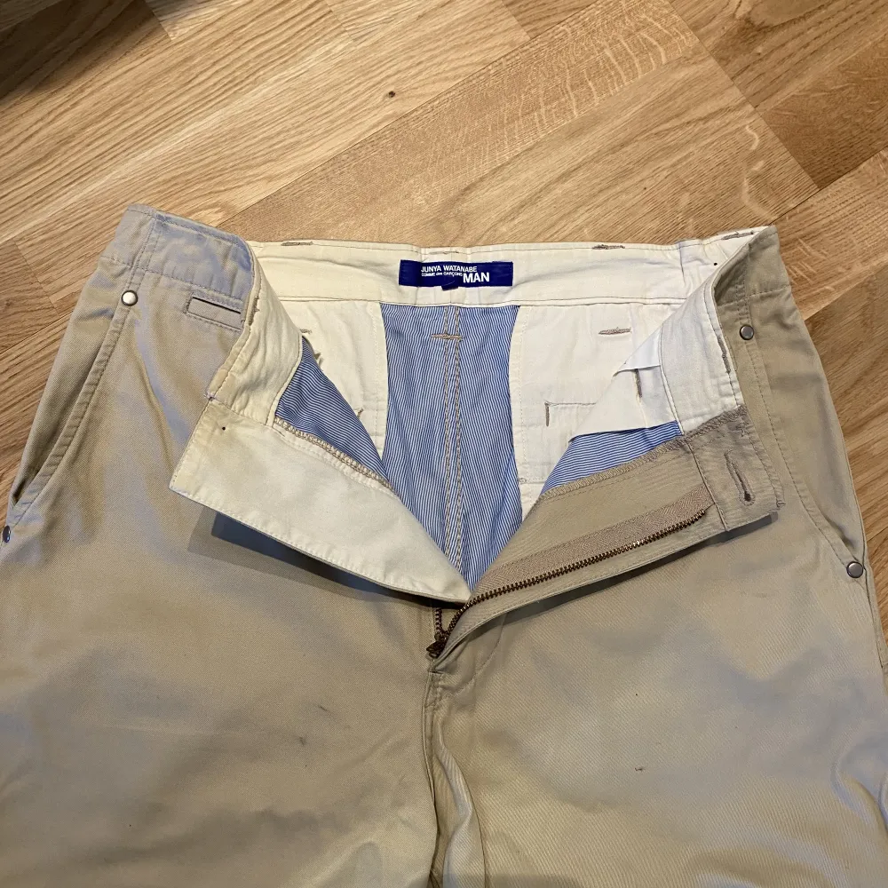 Ett par Junya Watanabe Chinos från 2013. Har en väldigt straight passform, i bra strukturerat material. Lite preppy.   I bra skick, har några små små fläckar längs benen. Annars väldigt fräscha.  Storlek M, sitter TTS och lite cropped.  . Jeans & Byxor.