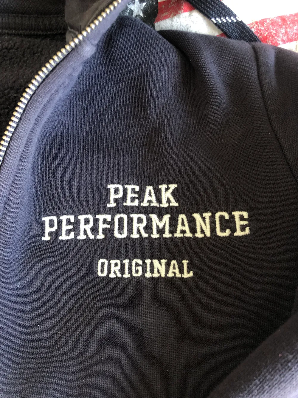 Hejsan, säljer min Peak Performance Hoodie som tyvärr har blivit lite liten, den har inga tecken på slitage och hoodien är sparsamt använd. Det är storlek S Herr men passar även Xs då den är mindre i storleken. Priset är diskuterbart, öppen för frågor😊👍. Hoodies.