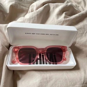 Chimi  - Säljer mina chimi solglasögon i färg guava 004. Är helt nya och använda endast 2 gånger. Fodralet ingår och frakt tillkommer. Ord pris 1250kr💞