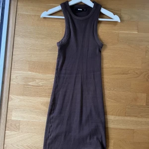 Ribbad klänning  - Säljer denna ribbade bruna tight klänning från bikbok 🩷den är i befintligt skick!! Skriv privat för fler bilder! 
