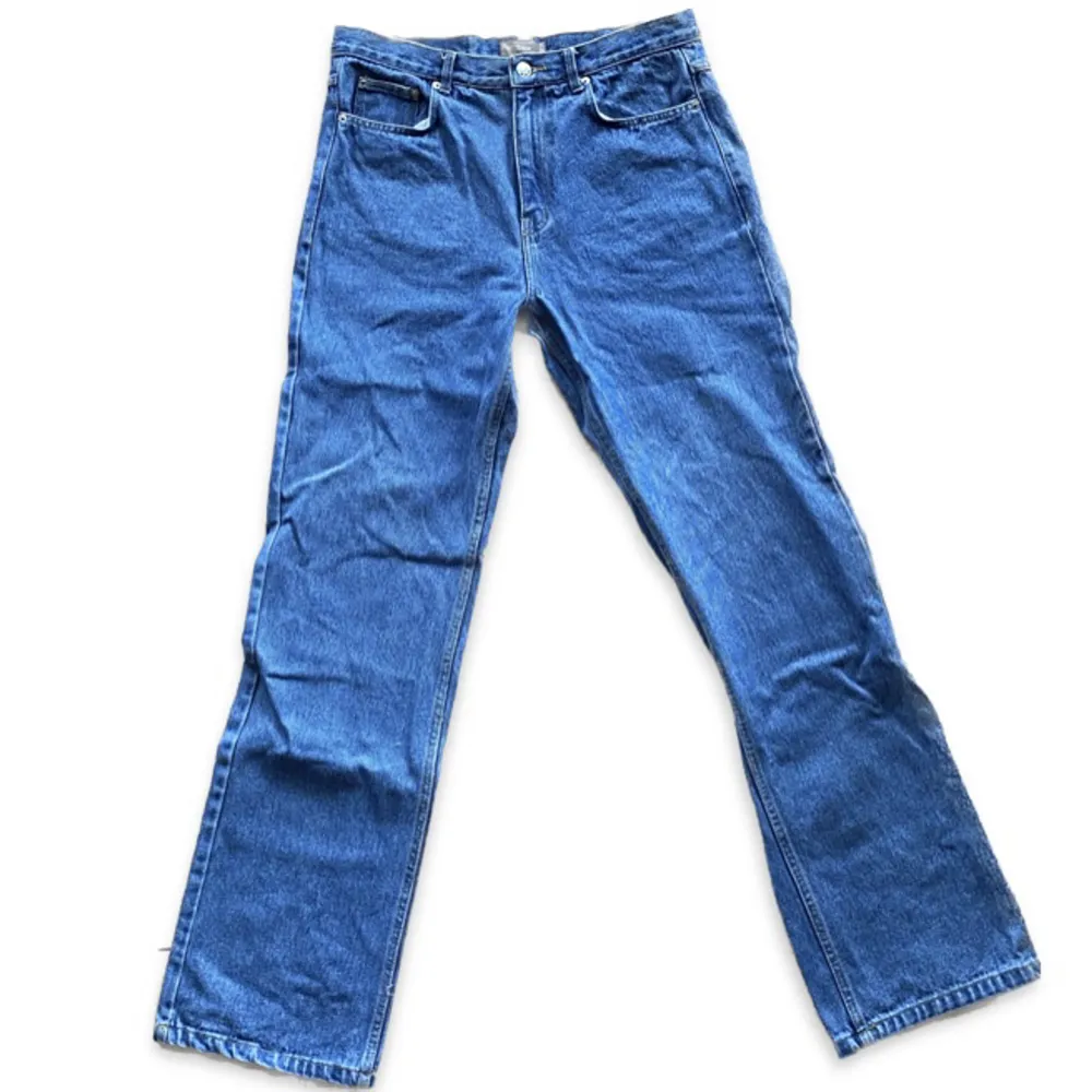 Snygga lite baggy jeans. Inte märkt några defekter. Strlk 33/34. 42cm i midjan ( mätt rakt över) Och 82cm i innerbenslängd. Jeans & Byxor.