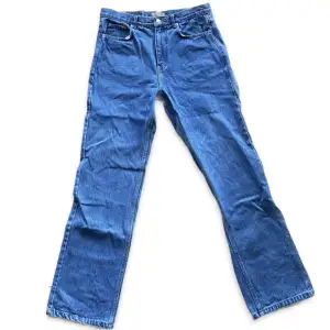 Snygga lite baggy jeans. Inte märkt några defekter. Strlk 33/34. 42cm i midjan ( mätt rakt över) Och 82cm i innerbenslängd