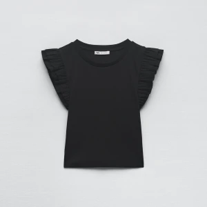 Zara topp med volangärmar - Volangtopp från Zara! Endast använt ett fåtal gånger, inga defekter 🖤