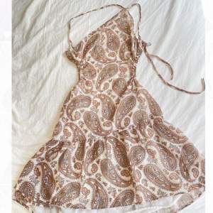 Jättesvårt att fånga på bild ju fin denna klänningen är💗 Mönstrad och öppen i ryggen 