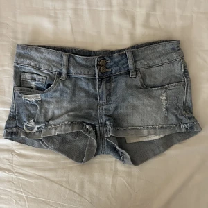 Lågmidjade Mini shorts - Supersöta lågmidjade mini shorts från Tally Weijl. Inga defekter! Storlek 34, midjemått mätt rakt över: 35,5cm, längd: 20cm💕🫶