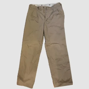 Beige chinos  - Ett par beige chinos som är baggy, det är min pappas gammla från 90-talet och han köpte dem för ca 800 så det är derför jag säljer dem lite dyrare 🫶 men kvaliteten är jätte bra och dem är nästan aldrig andvända😍 som nya ‼️