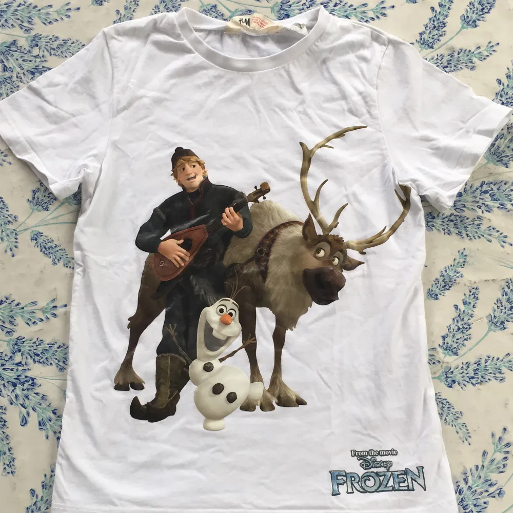 Fin t-shirt med motiv från filmen Frost. Endast använd några få gånger. Fint skick tröja och tryck. 100 % bomull.. T-paidat.