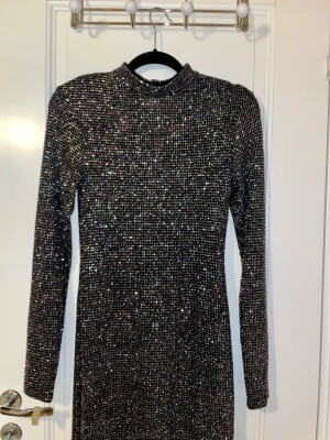 Glittrig klänning - Så fin glittrig klänning från H&M i storlek S (dock väldigt stretchig). Perfekt till kalas, fester eller nyår!🥳