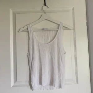 Söt zara topp - Söt, stickad topp från zara. Säljs då den ej används💘 Bar att skriva vid frågor🤗