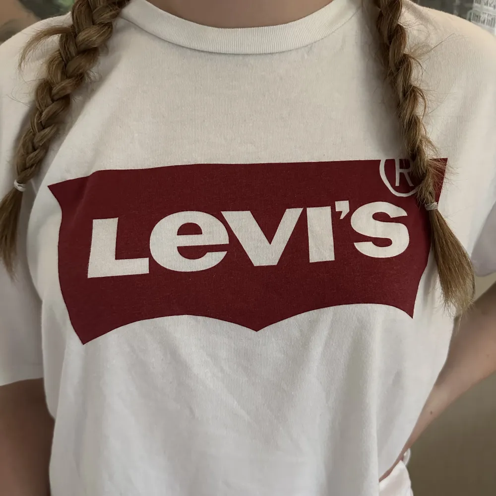 Superfräsch tisha från Levi’s. Knappt använd! Säljer just därför jag inte använder den✨Köparen står för frakten! . T-shirts.