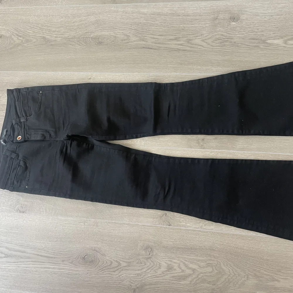 Snygga svarta flare jeans från Zara som passar till allt. Använda ett fåtal gånger pga för långa för mig. Behöver strykas längst ned.. Jeans & Byxor.