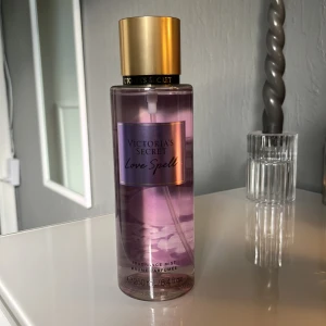Victoria’s Secret body mist - Body mist i love spell från Victoria’s Secret, säljer då jag råkade klicka hem fel. Den är helt ny och endast testad.