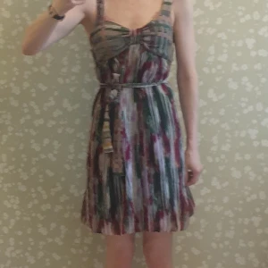 Mönstrad klänning - Kort klänning med knytband.. Mönster i lila och grönt.