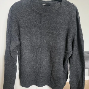 Grå stickad tröja  - Oversize stickad tröja från deVal. Finns defekter på den, tex lite nopprig. 