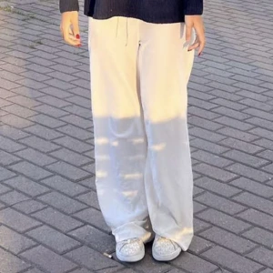 Linne byxor  - Hej säljer dessa fina linnebyxor därav Jag äger för många. Är ny skick. Storlek Xs men passar även S då de sitter löst . De är även low waisted 