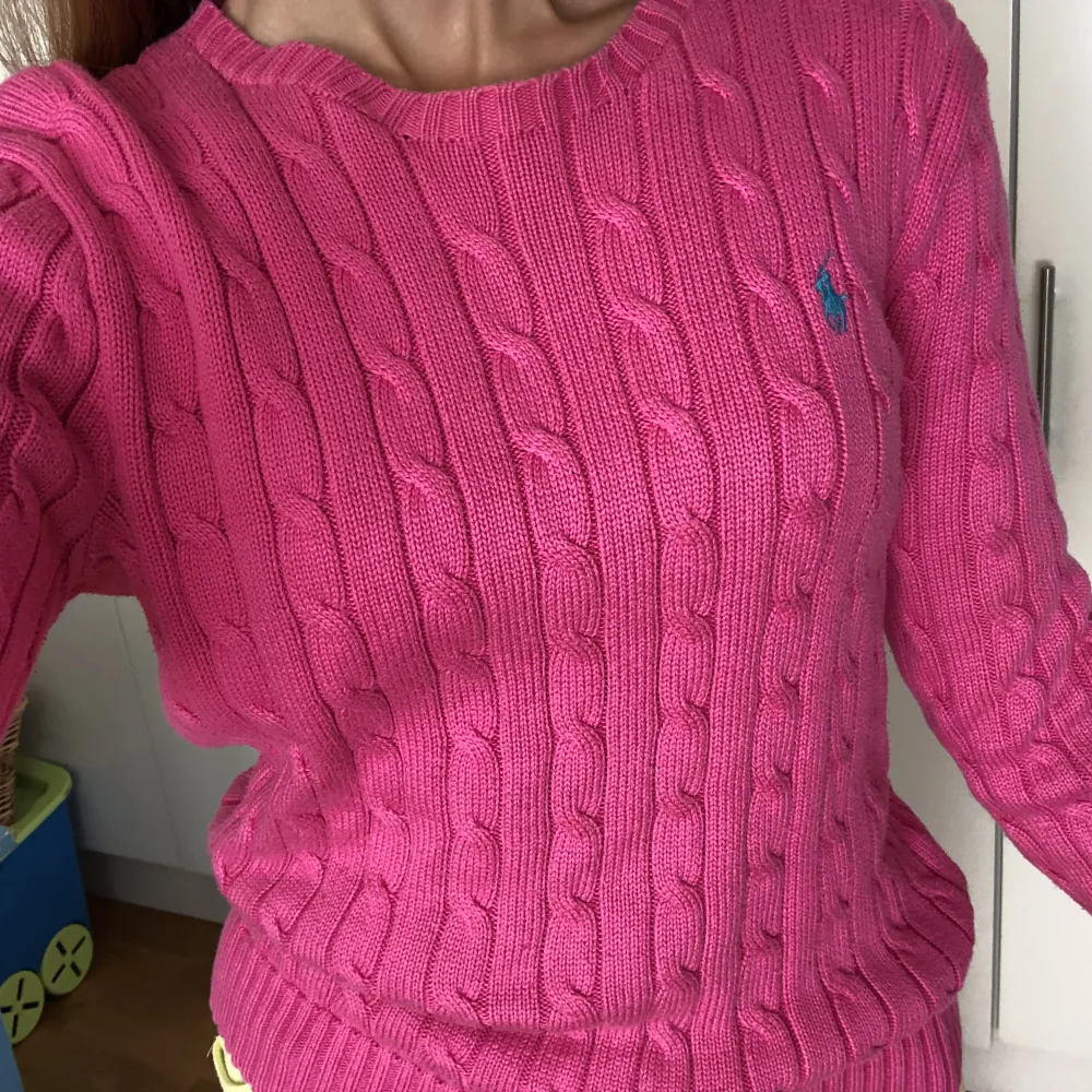 Kabelstickad rosa tröja från Ralph Lauren. Varm och skön, ledig passform. . Tröjor & Koftor.