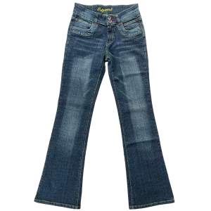 Supersnygga unika lågmidjade bootcut jeans från tidigt 00-tal med kontrastsömmar!💋 Storlek S! MÅTT:  Midja-68cm Innerbensmått-81cm Jag är 170cm lång! I perfekt skick!💋