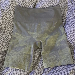 Gymshark Shorts  - Säljer mina gymshark tränings shorts då de inte används längre! Köpte de på black friday och har endast använt de några gånger ❤️ modellen heter ”adapt ombre seamless shorts , taupe Grey” ge prisförslag!!