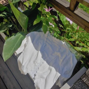 Söt kofta - Gullig vit kofta🐑 Ärmarna är korta och kanterna har virkade detaljer, den har ingen lapp så jag vet inte vad det är för märke☺