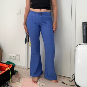 Coola blåa byxor! - Dessa coola byxor säljer jag nu pga de blivit för små tyvärr :((( köpta second hand men jag har inte använt de. Toppenbra skick!! Tror det är vintage! Skulle säga stl 36, då jag är en liten 38! Mkt stretchiga och sköna. Kan skicka mått om det behövs💗