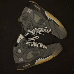 Jordan 5 off white - Jordan 5 off white som jag köpte från en vän som dom inte passade på han köpte dom på stock x och tag tillkommer boxen är ganska skadad men skorna är i bra skick han köpte dom för ca 8000 för ett tag sedan men då boxen är ganska skadad erbjuder bra priss 