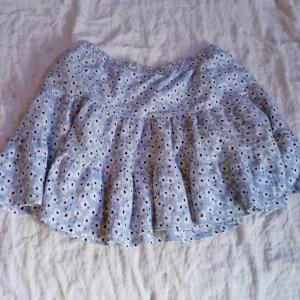 Blå blommig kjol - Jag säljer denna kjol på grund av att jag inte passar den längre.