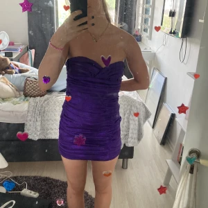 Klänning - Så sjukt cool lila metallic klänning från Zara💟 älskar denna men den är tyvärr för liten🫶🏼 endast använd 1 gång!