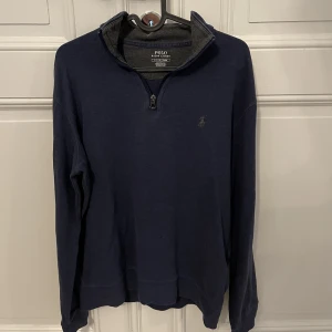 Ralph Lauren half zip - Säljer min Ralph Lauren half zip som är försiktigt använt. Hör av er vid minsta fundering.