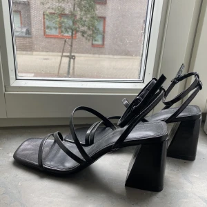 Pull & bear klackar - Skit snygga pull & bear svarta klackar som enbart är använda en gång på min bal. Klackhöjd är 8 cm och dem är så sköna att gå i. Bra och stabil klack, i nyskick!