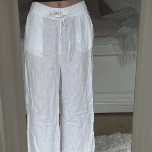 Linnebyxor  - Linnebyxor från Gina, köpta förra året i storlek 34. Endast använda fåtal gånger. Säljes pågrund av att de är för korta för mig. 