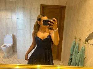 Marinblå balklänning - Marinblå långklänning perfekt till bal/bröllop. Gjord av silke. Använt 1 gång. Från Helenas Boutique men sytt upp den då den var för lång så nu sitter den perfekt för mig (ca 169) med och utan klackar🤍 Köpte den för 1390kr!! Skriv privat för fler bilder 🫶🏼