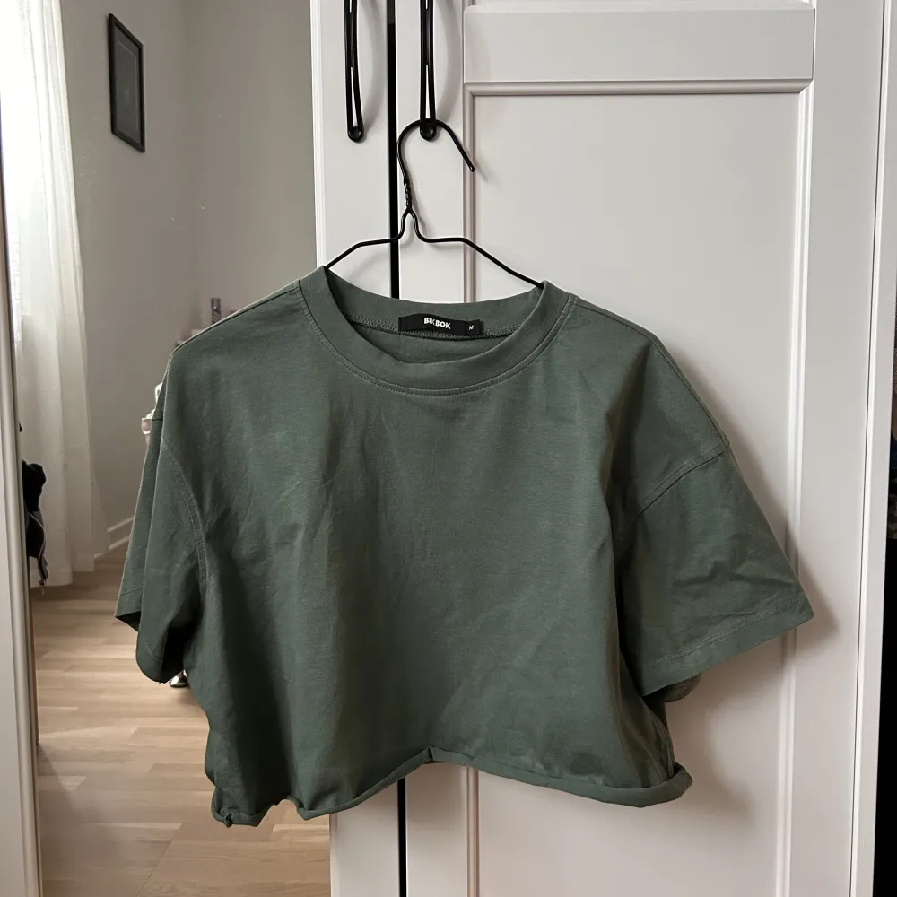 Mörkgrön/skogströn T-shirt från bikbok. Köptes förra sommaren , aldrig använt . T-shirts.