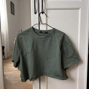 Mörkgrön/skogströn T-shirt från bikbok. Köptes förra sommaren , aldrig använt 