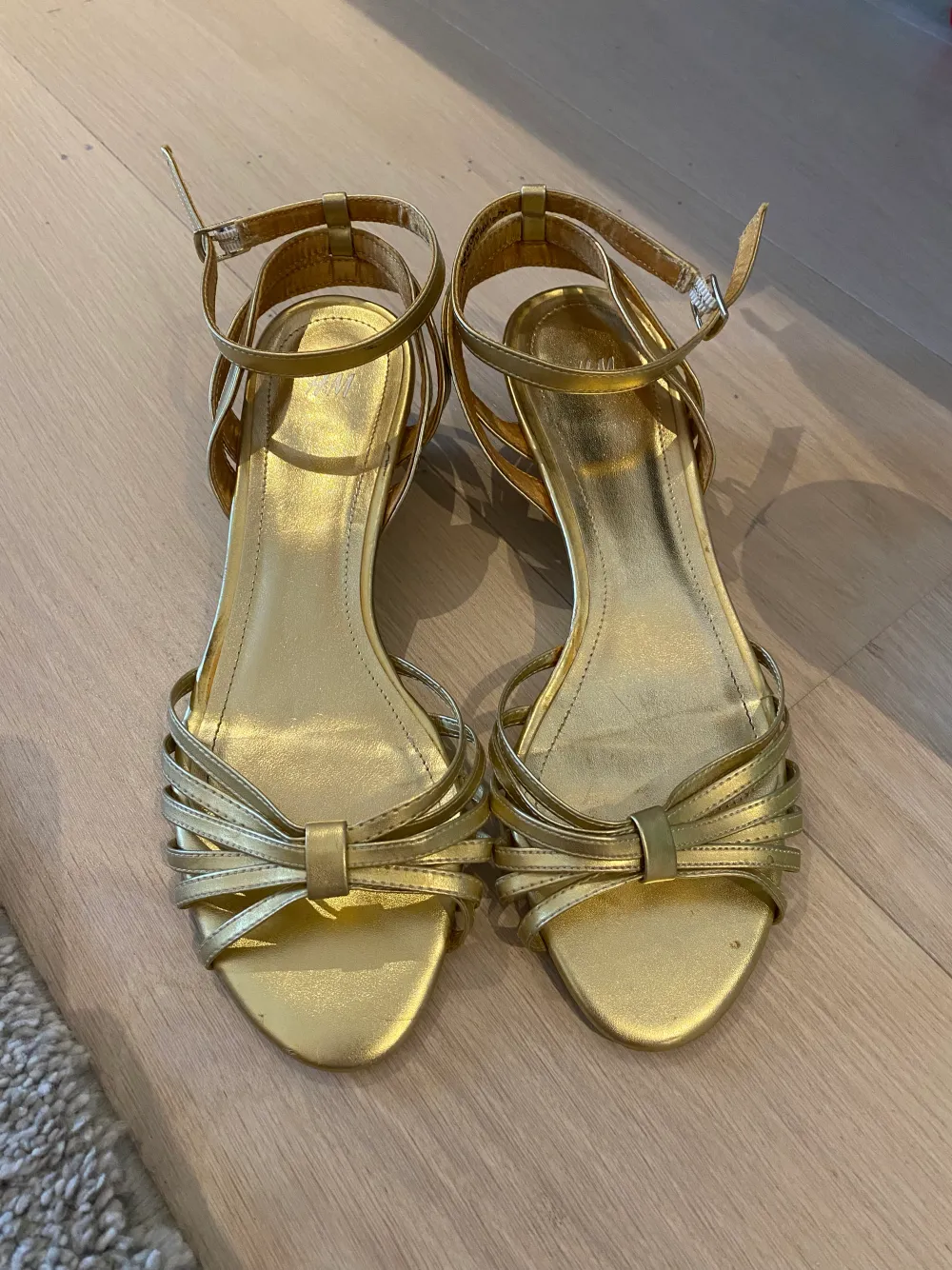Jag säljer mina guldiga klackskor/sandaler pga att de är för små för mig. Så fina och söta!🌼. Skor.