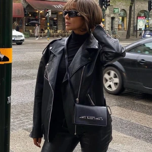 Skinnjacka x nakd - Oversized skinnjacka från nakd x danaé, knappt använd så superbra skick, kan gå ner i pris vid snabb affär! 