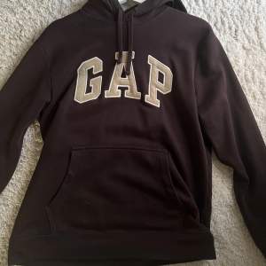 Brun hoodie från gap, köpt i USA förra året. Den är fårn herravdelningen och rätt oversize S. Helt i nyskick. Köpt för 59 dollar