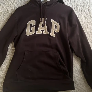 GAP hoodie - Brun hoodie från gap, köpt i USA förra året. Den är fårn herravdelningen och rätt oversize S. Helt i nyskick. Köpt för 59 dollar