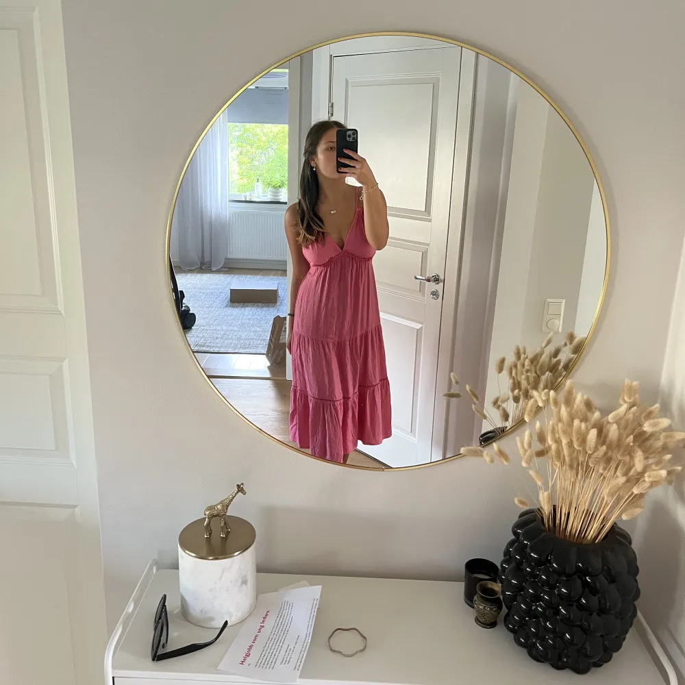 Så sjukt snygg rosa långklänning från Berskha som jag köpte i Spanien. Säljer då jag har för mycket klänningar och den inte kommer till användning💗 Är i väldigt bra skick . Klänningar.