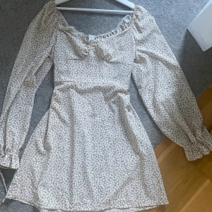 Blommig klänning - Bra skick, storlek står inte men skulle säga att den är som en M/L💕