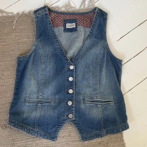 Jeansväst💘 - Köpt på Sellpy för ett tag sen💙 Jag är storlek 36💖