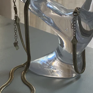 Alice stenlöf x guldfynd - Ett halsband och armband i guld. Från en smyckeskollektion med Alice stenlöf x naked.