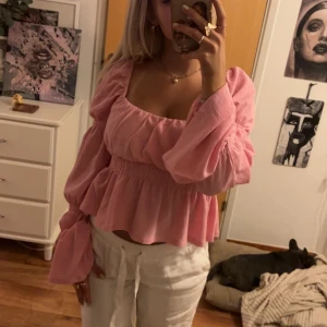 Rosa topp - Rosa gullig topp som är lite stor på mig. Aldrig använd, med lappen kvar. Pris går att diskuteras. 