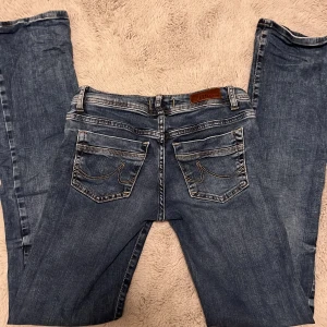 Ltb Valerie - Jeans Bootcut - Ltb Valerie - Jeans Bootcut blue lapis wash säljer för endast 398kr (värde 699kr) Säljs pågrund av för lite användning jätte bra skick, sparsamt använda och tvättade, Super snygga strl 25/34 Köp gärna direkt
