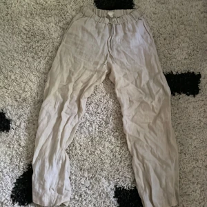 Linnebyxor - Ett par linnebyxor från H&M. Jag ör 1.60 och dessa byxor passar inte jätte bra enligt mig i längden. Köpta förra sommaren knappt använda❤️